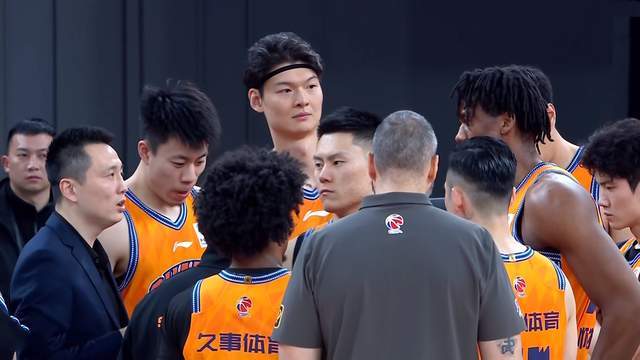 半岛体育-上海男篮3连胜升至第2，北京残阵差距大，白边16+14 洛夫顿被弃用