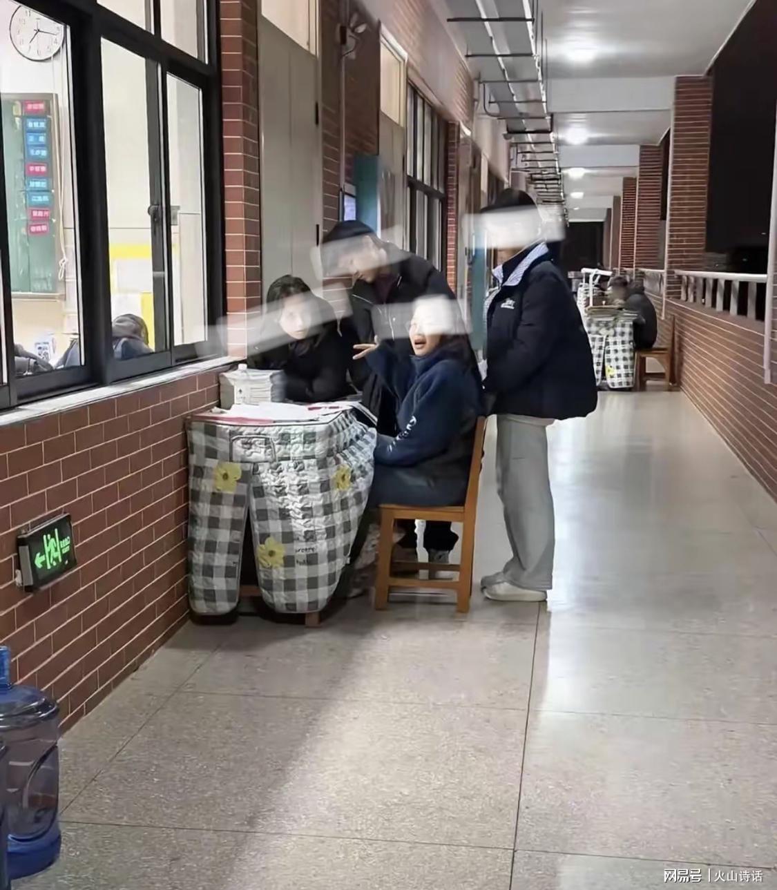 半岛体育-震惊！网传有学校老师冬天坐在教学楼走廊，批改作业并为学生解答